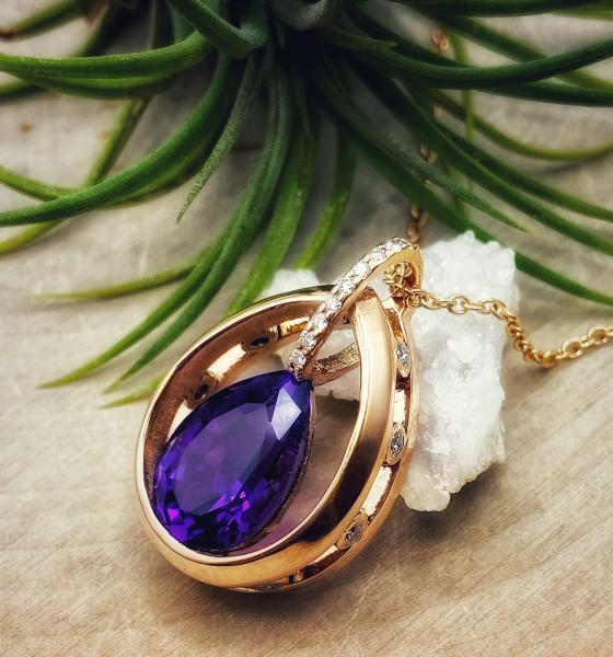 18 karat rose gold 5.24 carat pear shape amethyst and diamond necklace. 550-13601