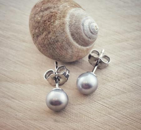 Sterling silver 5-6mm gray freshwater cultured pearl stud earrings. $25.00