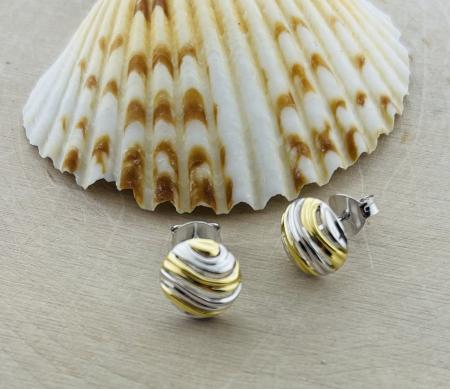 Sterling silver and yellow gold vermeil small wave circle post earrings.
$130.00