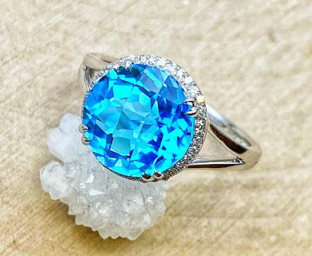 14 karat white gold 4.06ct round swiss blue topaz .09ctw diamond halo ring size 6.5 $750.00
