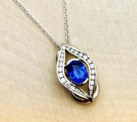 18 karat white gold 1.56 carat oval blue sapphire and diamond necklace. 550-13737